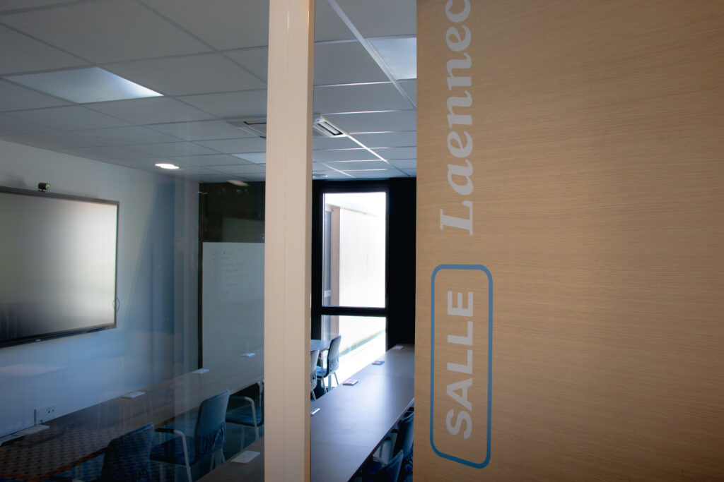 Locaux BIOMEDAL Saint-Étienne : salle de classe Laennec