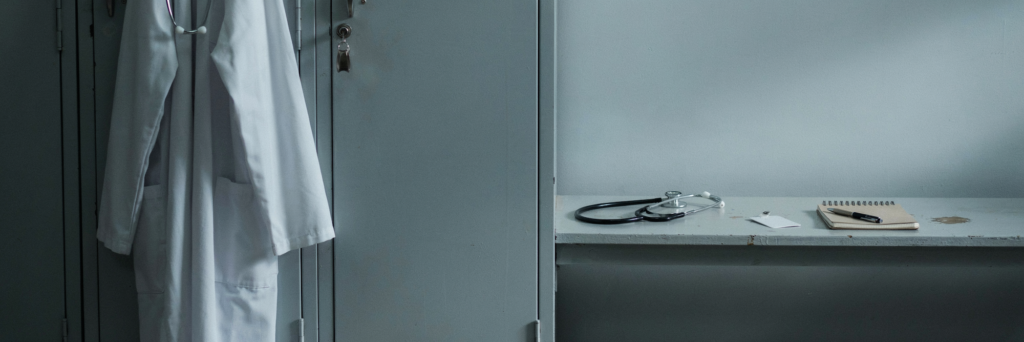 Blouse et stéthoscope dans un vestiaire hospitalier pendant une garde de nuit